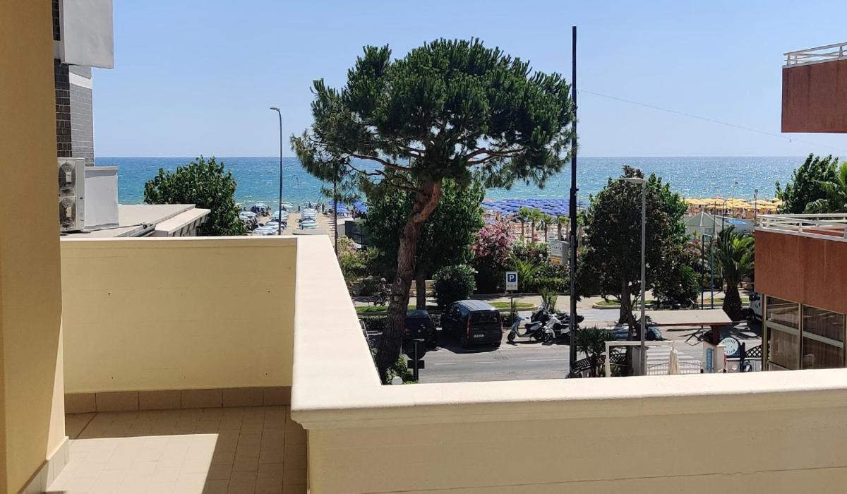 Residence Riviera Alba Adriatica Eksteriør billede