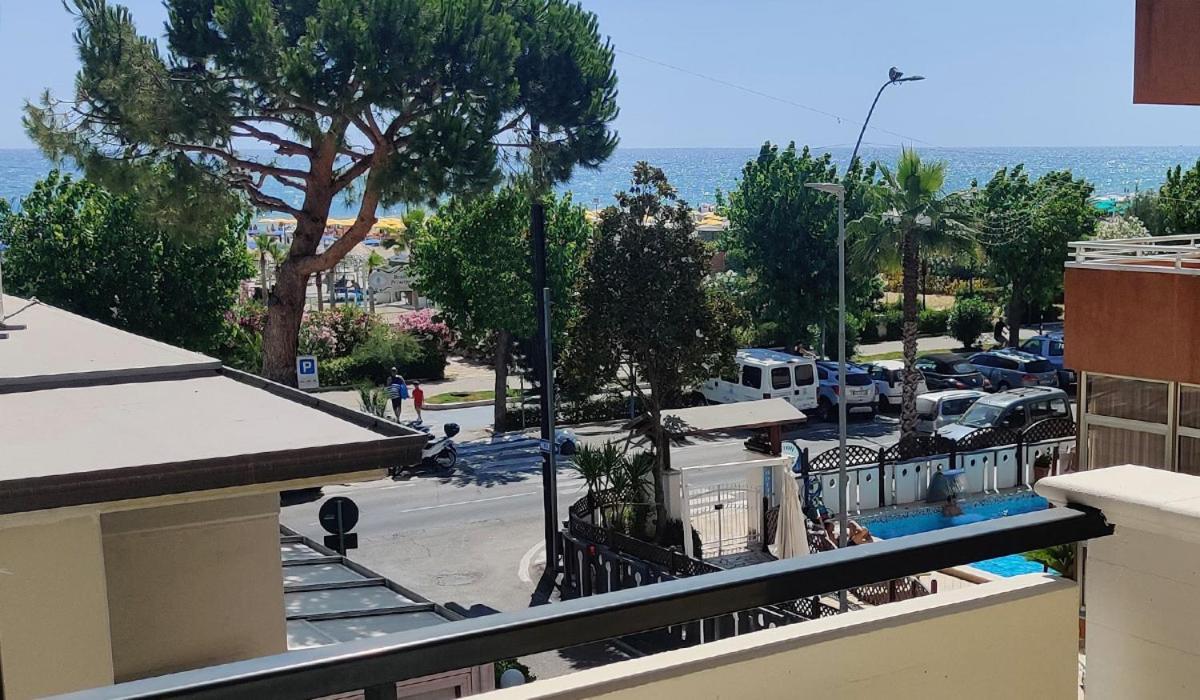 Residence Riviera Alba Adriatica Eksteriør billede