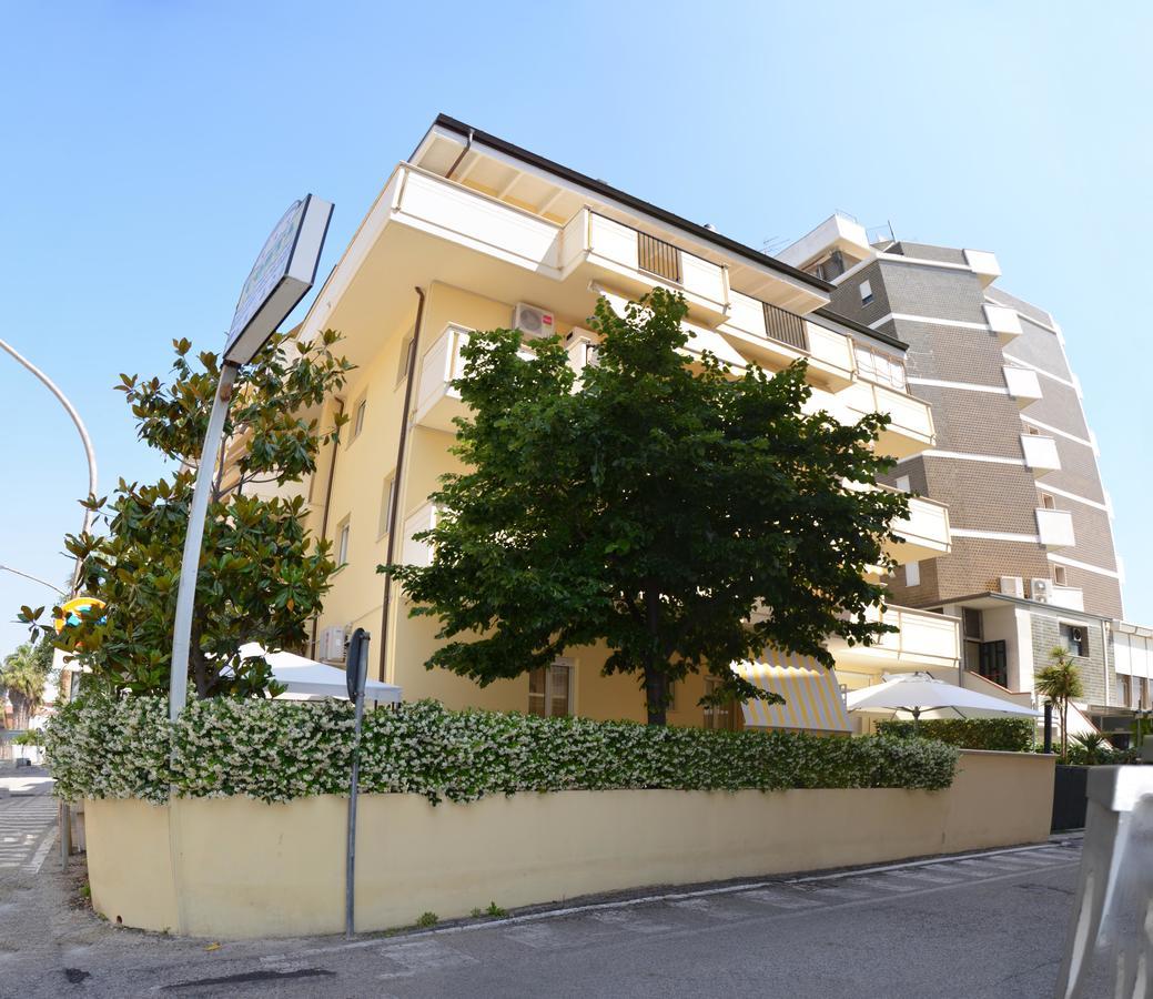 Residence Riviera Alba Adriatica Eksteriør billede